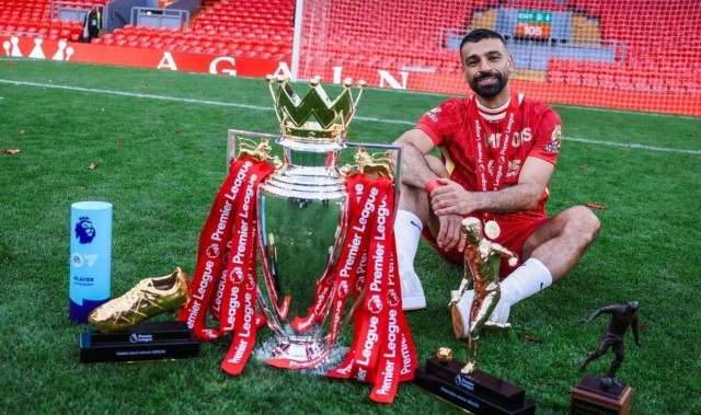 萨拉赫利物浦生涯15瞬间：戴皇冠晒奖杯 NEVERGIVEUP